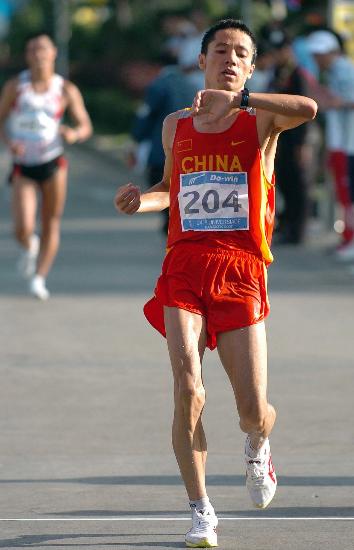图文中国选手男子20公里竞走称雄褚亚飞看时间
