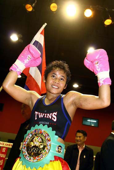 图文-wbc女子次特轻量级拳击赛 泰国人加冕金腰带