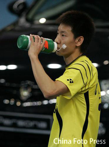 图文-羽毛球世锦赛男单1/8决赛 喝水时思考战术