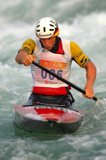 图文-皮划艇激流回旋男子单人划艇 本钦在比赛中