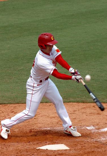 综合体育 >  棒球 正文   8月18日,中国队9号队员张玉峰在比赛中击球.