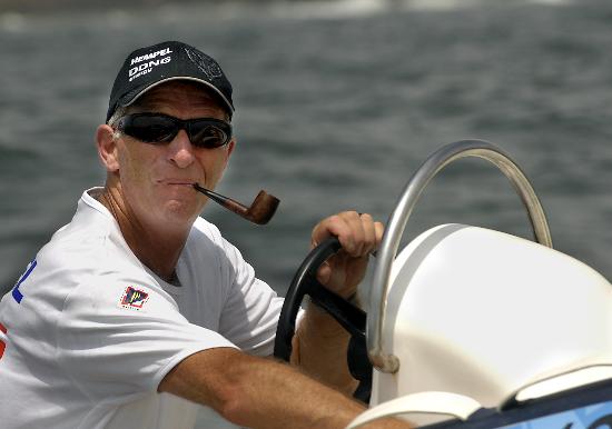 图文-帆船赛花絮十项之最(6) 最悠闲的教练叼烟斗