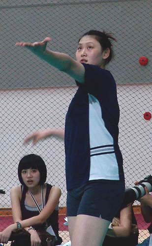 图文-中国女排备战大奖赛总决赛 王一梅发球