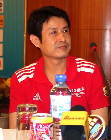图文-中国女排备战大奖赛总决赛 主教练陈忠和