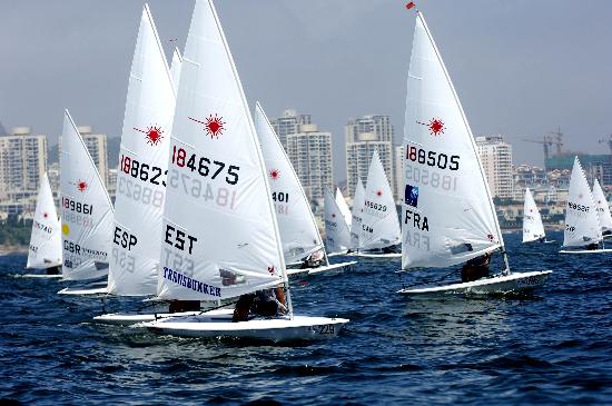 图文青岛国际帆船赛激战正酣多位高手角逐激光级