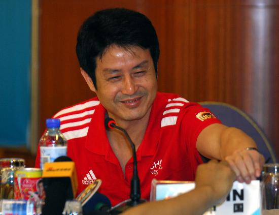 中国女排主教练陈忠和在新闻发布会上