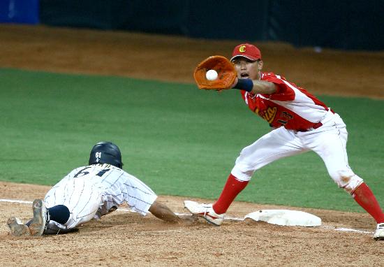 图文-棒球国际邀请赛中国队获亚军 贾昱接杀