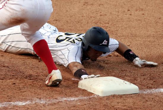 图文-棒球国际邀请赛中国队获亚军 高宽丘田上垒