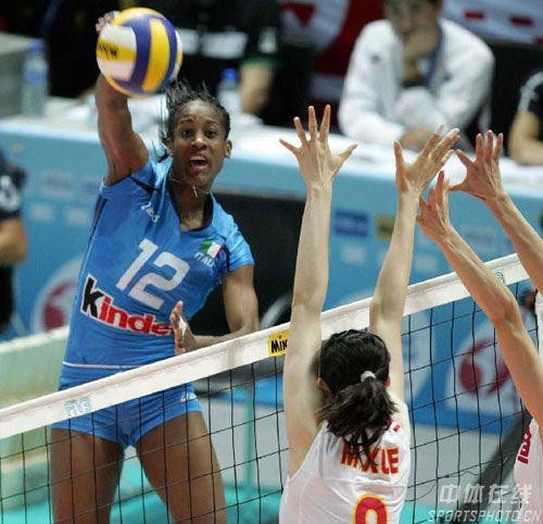 图文总决赛中国女排3比2意大利老将阿奎罗凶悍