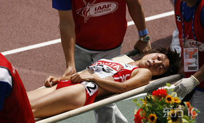 图文田径3000米障碍赛选手受伤梅野里伤情严重