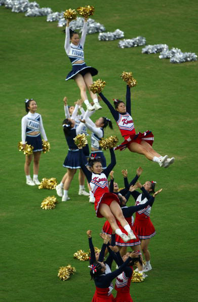 图文-田径世锦赛开幕式 拉拉队美女叠罗汉