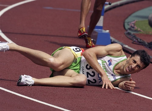 图文田径男子3000米障碍第一轮阿巴迪摔倒在地