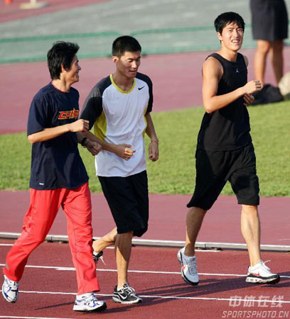 图文刘翔备战偶遇特拉梅尔刘翔与队友并肩作战