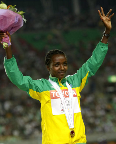 图文-世锦赛女子万米颁奖仪式 t-迪巴巴登上领奖台