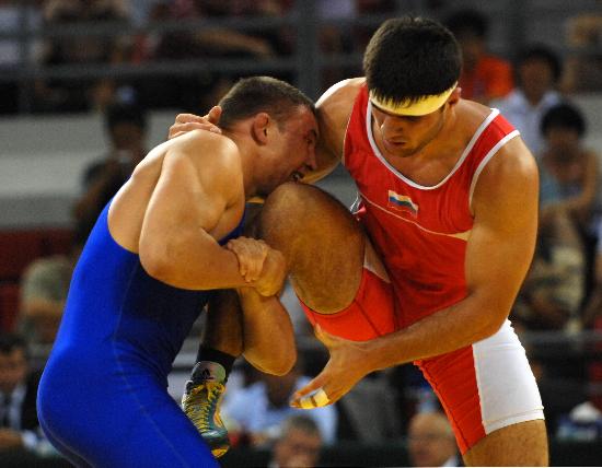 图文-世界青年摔跤锦标赛精彩瞬间 绝对的肉搏战