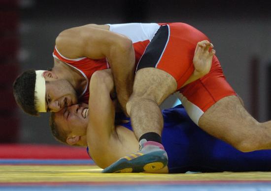 图文-世界青年摔跤锦标赛精彩瞬间 用身体压住对方