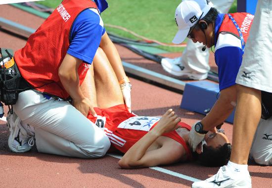 图文-田径世锦赛3000米障碍赛 眼镜选手严重受伤