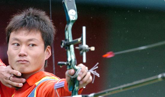 图文-国际射箭比赛姜林无缘八强 姜林认真比赛