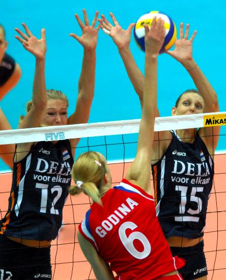 8月26日,荷兰队队员英格丽·维瑟(右)与队友弗里尔在比赛中双人拦网.