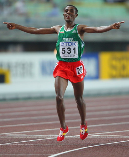 男子10000米比赛结束,埃塞俄比亚中长跑之王贝克勒在最后200米处超越