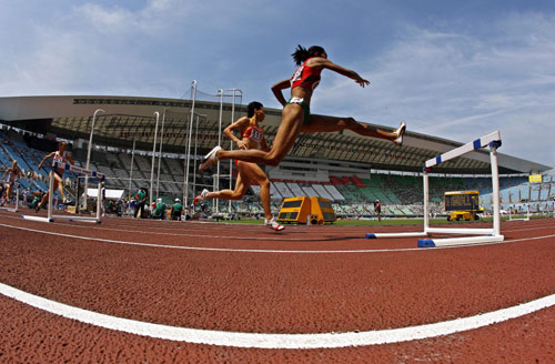 图文田径女子400米栏黄潇潇晋级你跳我不跳