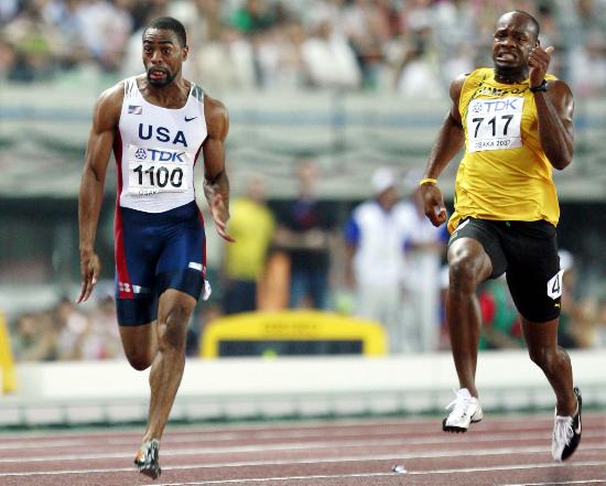 8月26日,美国选手盖伊(左)在世锦赛男子100米决赛中,以9秒85的成绩