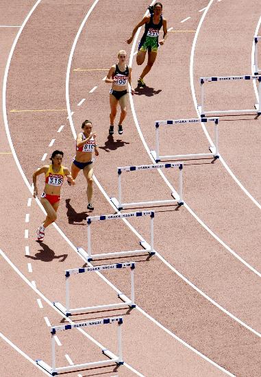 图文田径女子400米栏黄潇潇晋级弯道冲刺瞬间