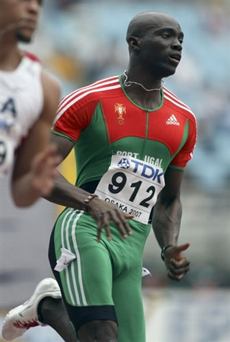 图文-田径男子200米第一轮 奥比克维鲁发力一搏