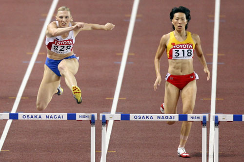 图文-田径世锦赛女子400米栏半决赛 黄潇潇最后一跨
