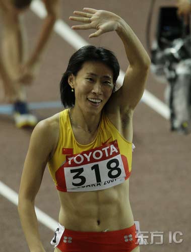 图文田径世锦赛女子400米栏半决赛黄潇潇庆祝晋级