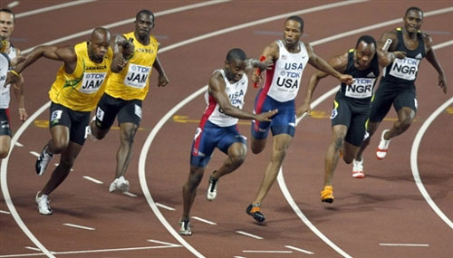 图文-田径男子4x100米接力预赛 三强争锋接棒瞬间