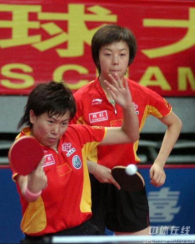 图文中乒大奖赛张怡宁李晓霞获胜晓霞反手进攻