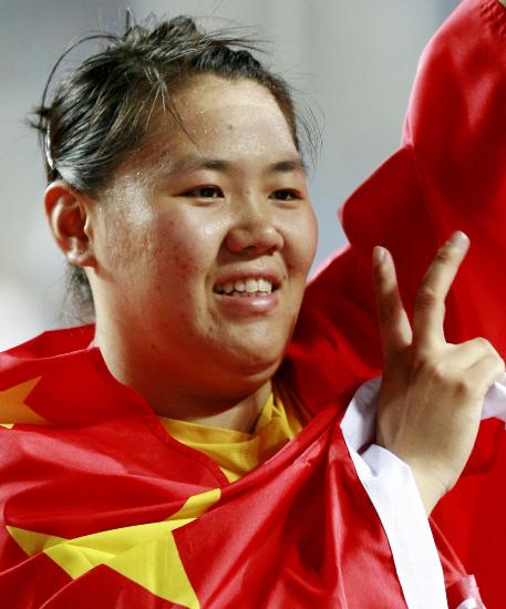 图文-世锦赛张文秀获女子链球季军 打出胜利手势