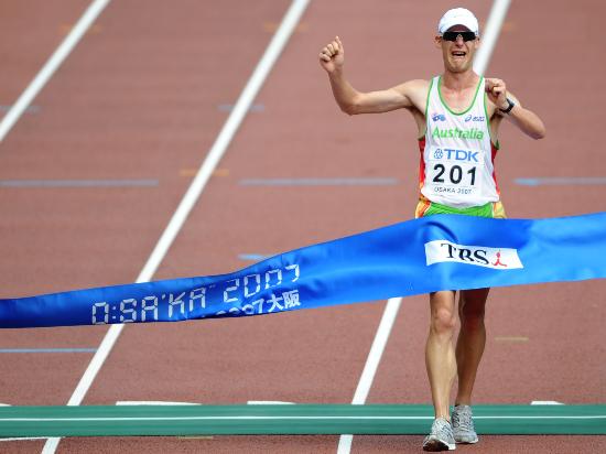 图文-田径世锦赛男子50公里竞走 迪克斯撞线瞬间