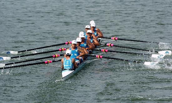 图文-海峡两岸高校赛艇挑战赛 队员奋力划桨