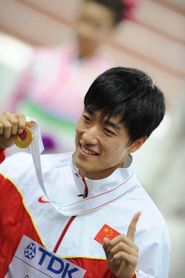 图文-田径世锦赛刘翔登上领奖台 刘翔庆祝夺冠_综合体育_NIKE新浪竞技风暴_新浪网