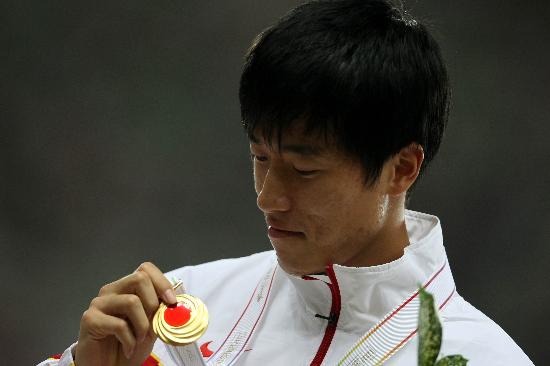 图文田径世锦赛刘翔颁奖图集刘翔端详奖牌