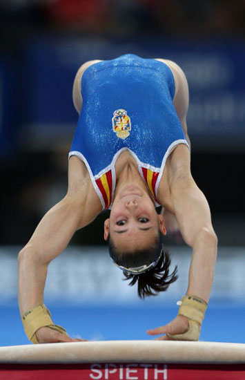 图文-体操世锦赛女子预赛第二日 西选手跳马后空翻