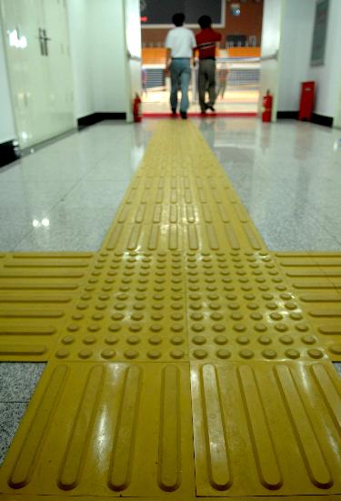 图文-北理工打造无障碍体育馆 无障碍设施之盲道