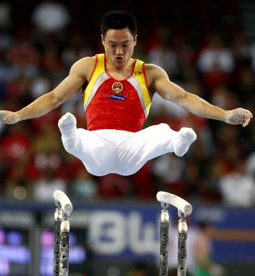 图文体操世锦赛预赛中国男团第一杨威双杠上跃起