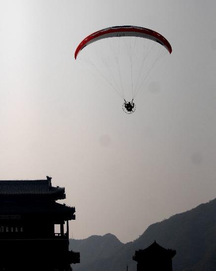 图文驾动力伞飞越长城为奥运会助威在空中飞翔