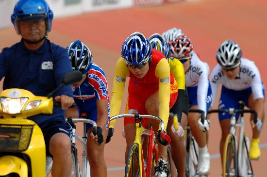 图文自行车亚锦赛6日赛况郑璐璐紧紧跟随引导车