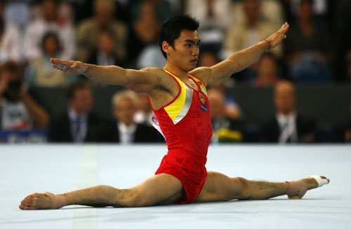 图文体操世锦赛男子全能决赛梁富亮劈腿绝对水平