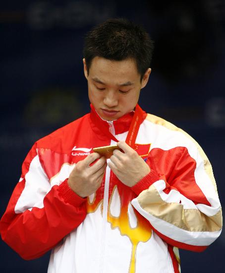 图文-体操世锦赛男子全能杨威卫冕 杨威细看金牌_综合体育_NIKE新浪竞技风暴_新浪网