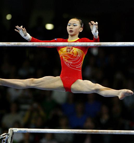 图文体操世锦赛高低杠杨伊琳第三从低杠跃上高杠