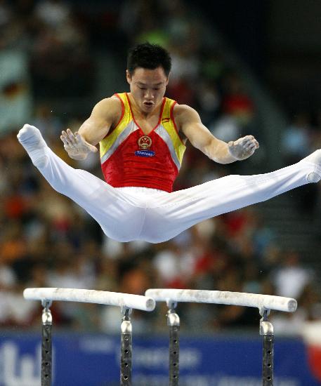 图文-体操世锦赛杨威双杠第六 杨威腾跃双杠之上