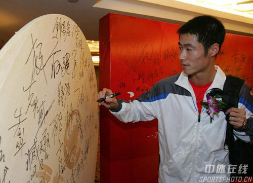 图文07年度乒超联赛颁奖仪式王励勤准备签名