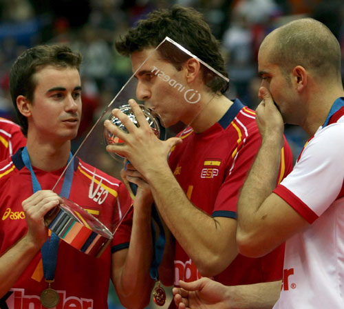 图文-西班牙队获男排欧锦赛冠军 尽情享受幸福时刻