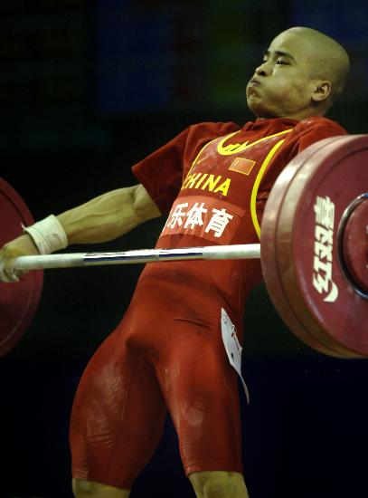 当日,中国选手李争在泰国清迈进行的2007世界举重锦标赛男子56公斤级