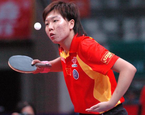 图文-乒球亚锦赛中国女团进决赛 李晓霞精妙发球